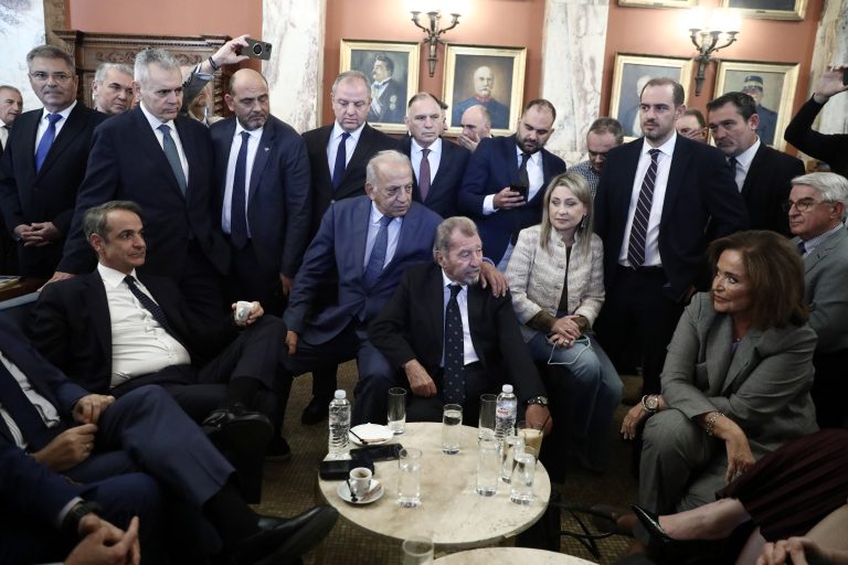 Μασάζ «γαλάζιων» βουλευτών από τον πρωθυπουργό στου «Καραβίτη»