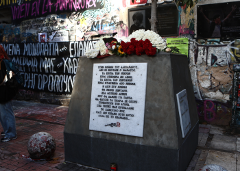 Πλήθος κόσμου στο σημείο της δολοφονίας του Αλέξη Γρηγορόπουλου (βίντεο)