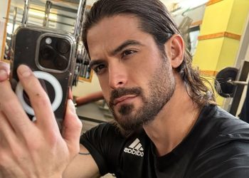 Άρης Μουγκοπέτρος: Τού πέρασαν χειροπέδες για ενδοοικογενειακή απειλή