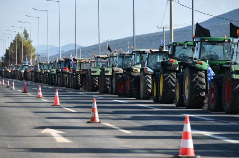 Κρίσιμη Τετάρτη στα μπλόκα: Στο λιμάνι του Βόλου τρακτέρ και… διμοιρίες – Νέος ξεσηκωμός