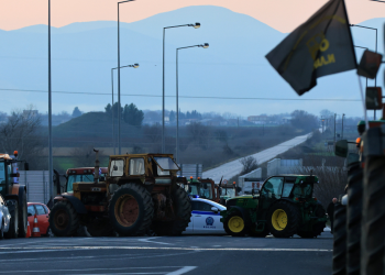 «Οι γονείς μου με συμβουλεύουν να φύγω όσο πιο μακριά γίνεται»: Η συγκινητική εξομολόγηση κόρης αγροτών (βίντεο)