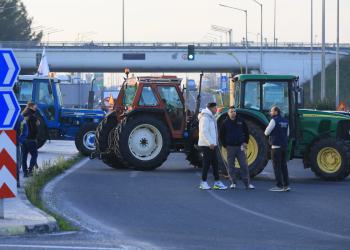 Εντείνουν τις κινητοποιήσεις οι αγρότες – Κλείνουν παρακαμπτήριες οδοί (βίντεο)
