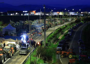 Παραμένουν στο μπλόκο της Νίκαιας οι αγρότες – Σχεδιάζουν κλιμάκωση (βίντεο)