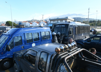 Αδιανόητο σκηνικό στην Πάτρα – ΜΑΤ μπλοκάρουν ασθενοφόρα στη γέφυρα Ρίου Αντιρίου