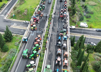 Κλιμακώνουν οι αγρότες: «Κόλαση» σε Μπράλο και Νίκαια – Έκλεισαν Ιονία Οδός και Προμαχώνας (βίντεο)