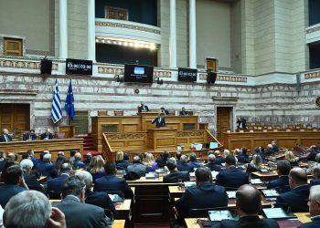 Καρφιά από καραμανλικούς βουλευτές