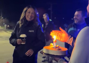 Μια άλλη νότα στα μπλόκα: Αγρότες πρόσφεραν τούρτα γενεθλίων σε αστυνομικό (βίντεο)