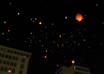 Χιλιάδες φαναράκια φώτισαν την Αθήνα στη «Νύχτα των Ευχών» (φώτο)