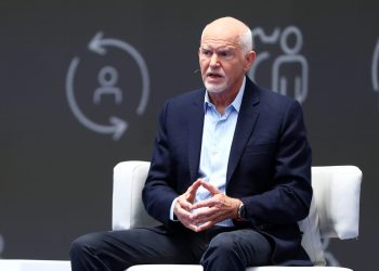 Μύδροι Παπανδρέου για την έφοδο της ΑΑΔΕ στα γραφεία του Συλλόγου Θυμάτων Τεμπών  