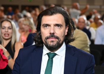 Χαμός με τους ύμνους Παππά για Άδωνι: Στα σχοινιά το ΠΑΣΟΚ, τα «μαζεύει» ο βουλευτής, «σφουγγοκωλάριο» τον λέει ο ΣΥΡΙΖΑ