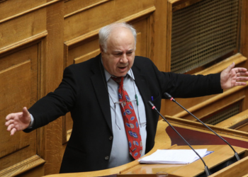 ΠΑΣΟΚ: Αδιανόητο ρατσιστικό και ομοφοβικό ξέσπασμα από βουλευτή (βίντεο)