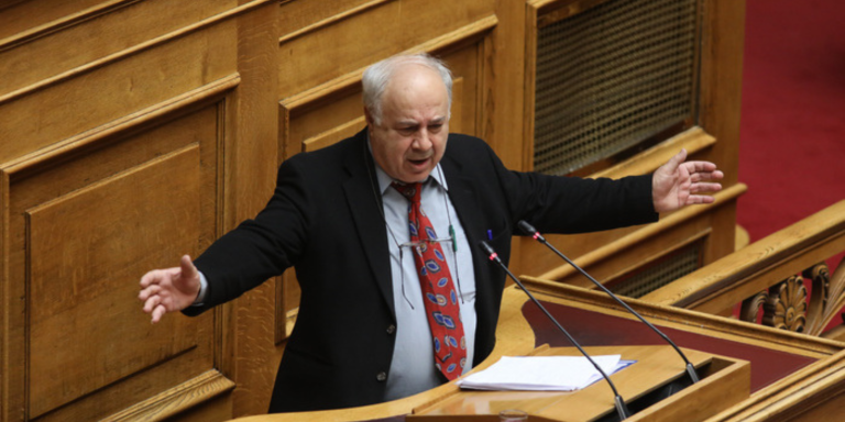 ΠΑΣΟΚ: Αδιανόητο ρατσιστικό και ομοφοβικό ξέσπασμα από βουλευτή (βίντεο)