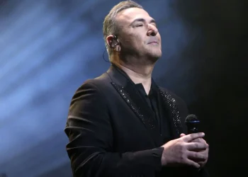 Θεσσαλονίκη: Υπό βροχή και τον Αντώνη Ρέμο «άναψε» το χριστουγεννιάτικο δέντρο (βίντεο)