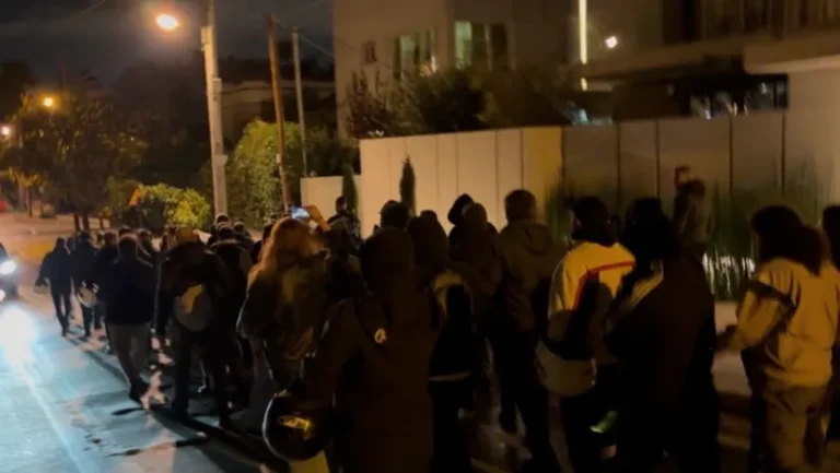 Παρέμβαση Ρουβίκωνα έξω από το σπίτι της Ν. Κεραμέως (βίντεο)