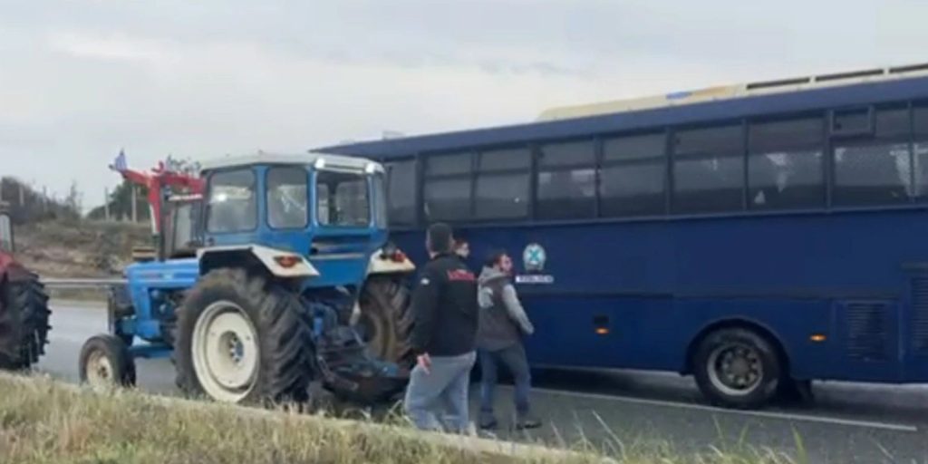ΕΛ.ΑΣ: Έρευνα για την κλούβα που επιχείρησε να σπάσει μπλόκο των αγροτών