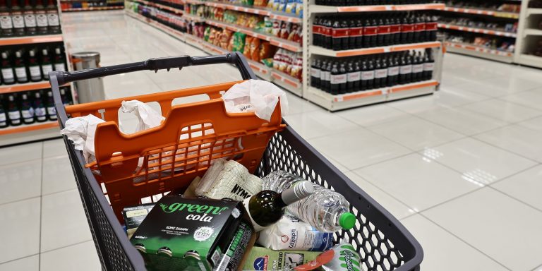 Αναιμική η αγορά τα Χριστούγεννα: Σε πρωτοχρονιά και εκπτώσεις ελπίζουν πλέον οι έμποροι