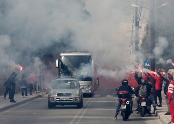 Ολυμπιακός-Ελλάς Σύρου: «Φωτιά» στη Σύρο από τους οπαδούς των ερυθρόλευκων (βίντεο-φωτο)