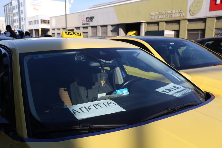 Ταξί: Συνεχίζεται η απεργία – Έξω από το υπουργείο Μεταφορών κατασκήνωσαν οι οδηγοί