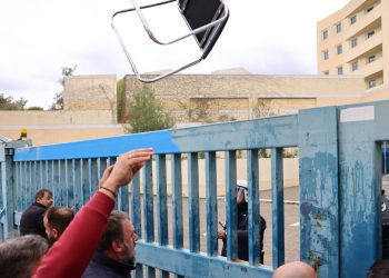 Υπουργείο Μεταφορών: Πέφτουν καρεκλιές μεταξύ οδηγών ταξί και ΜΑΤ (βίντεο, φωτό)