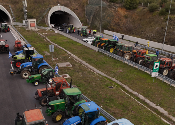 Αγρότες: Άνοιξαν οι σήραγγες στα Τέμπη – Έκαναν στάση στο μνημείο των θυμάτων της τραγωδίας