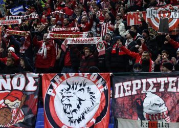 Αστάνα: Στους -21°C οι οπαδοί του Ολυμπιακού κλέβουν την παράσταση (βίντεο)