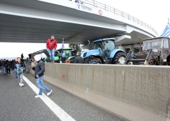 Θήβα: Στο μπλόκο των αγροτών τουρκική ομάδα μπάσκετ (βίντεο)