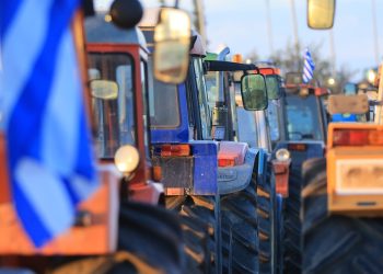 Τα τρακτέρ έσπασαν το μπλόκο της αστυνομίας και πάνε για Προμαχώνα – Χιλιάδες στο δρόμο παρά τις απειλές