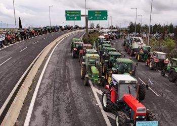Έξοδος εκδρομέων: Αναδιπλώθηκε η κυβέρνηση μετά το «μπάχαλο» που προκάλεσε – Επιτρέπει τη διέλευση από τα μπλόκα