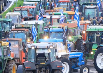 ΜΑΤ και λουκέτα συνάντησαν οι αγρότες στο Βόλο – Αποκλεισμένο το λιμάνι από τους αλιείς (βίντεο)