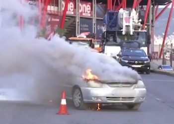 Πειραιάς: Αυτοκίνητο τυλίχθηκε στις φλόγες – Σώθηκαν την τελευταία στιγμή οι επιβάτες