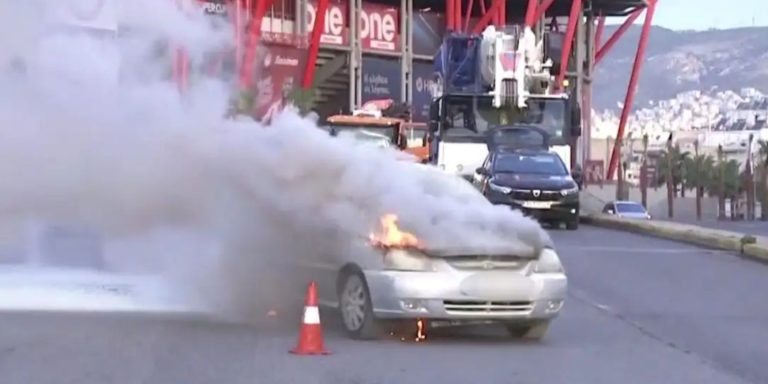 Πειραιάς: Αυτοκίνητο τυλίχθηκε στις φλόγες – Σώθηκαν την τελευταία στιγμή οι επιβάτες
