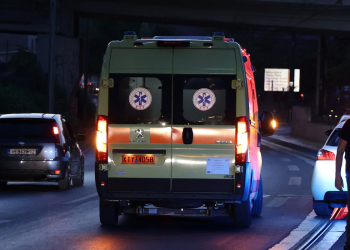 Σοβαρό ατύχημα στο μπλόκο της Λάρισας – Ασθενοφόρο έπεσε σε κλούβα ΜΑΤ