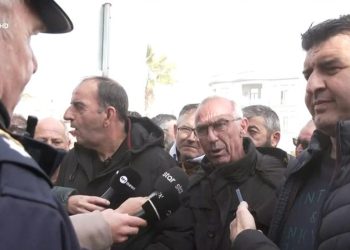 «Ήρθαμε να κλείσουμε το λιμάνι και το έχετε κλείσει μόνοι σας» – Ο διάλογος αγροτών και αστυνομίας στο Βόλο (βίντεο)