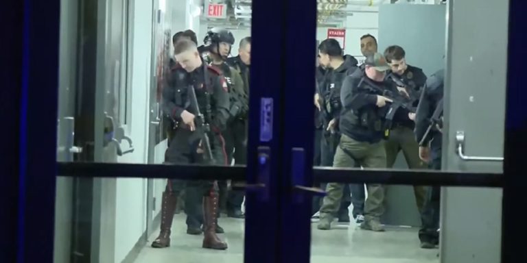Μακελειό με 2 νεκρούς και 8 τραυματίες στο Ρόουντ Άιλαντ