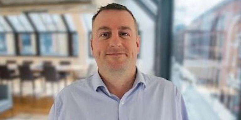 Νέα υπόθεση «Πελικό» στη Βρετανία: Νάρκωνε και βίαζε τη σύζυγό του μαζί με άλλους 5