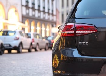 Η Ε.Ε «χαλαρώνει» την απαγόρευση βενζίνης και ντίζελ μετά το 2035