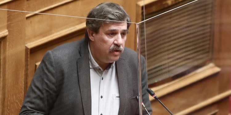 «Το κόκκινο νήμα»: Το βιβλίο του για την υγεία, την κοινωνία και την πολιτική παρουσιάζει ο Ανδρέας Ξανθός