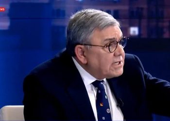 Μαλλιά κουβάρια στον αέρα Χατζής και στέλεχος του ΠΑΣΟΚ: «Λέτε ψέματα, είστε ψεύτης – Είστε φανατικός;» (βίντεο)