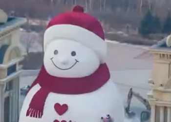 Ο μεγαλύτερος χιονάνθρωπος του κόσμου έχει ύψος όσο μια εξαώροφη πολυκατοικία και φτιάχτηκε στην Κίνα (βίντεο)