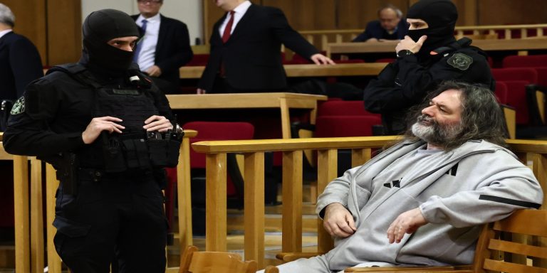 «Βίαιη οργάνωση με φυλετικό μίσος»: “Κόλαφος” η Εισαγγελία για τη Χρυσή Αυγή