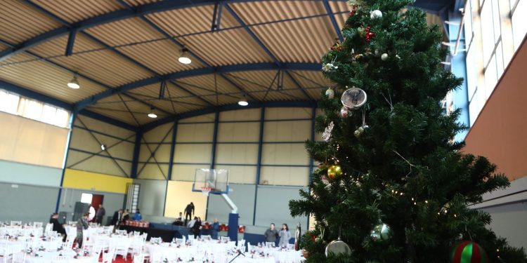 Ο Δήμος Αθηναίων στρώνει χριστουγεννιάτικο τραπέζι για τις ευάλωτες ομάδες