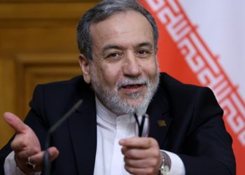 Το Ιράν απειλεί με ολοκληρωτικό πόλεμο ενώ τα αεροπλανοφόρα των ΗΠΑ πλησιάζουν