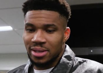 Ο Αντετοκούνμπο πήρε τη φανέλα του ΛεΜπρόν μετά τη νίκη των Μπακς (βίντεο)