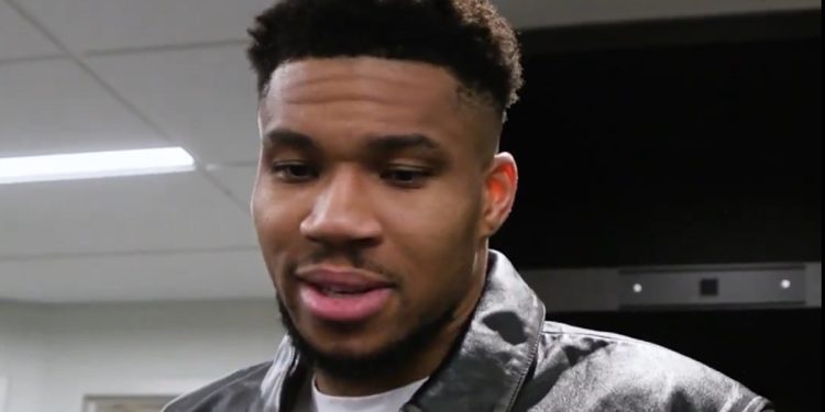 Ο Αντετοκούνμπο πήρε τη φανέλα του ΛεΜπρόν μετά τη νίκη των Μπακς (βίντεο)