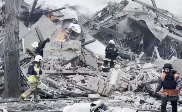 Νέες ρωσικές επιθέσεις στο Χάρκοβο με τρείς νεκρούς και πάνω από 20 τραυματίες (βίντεο)