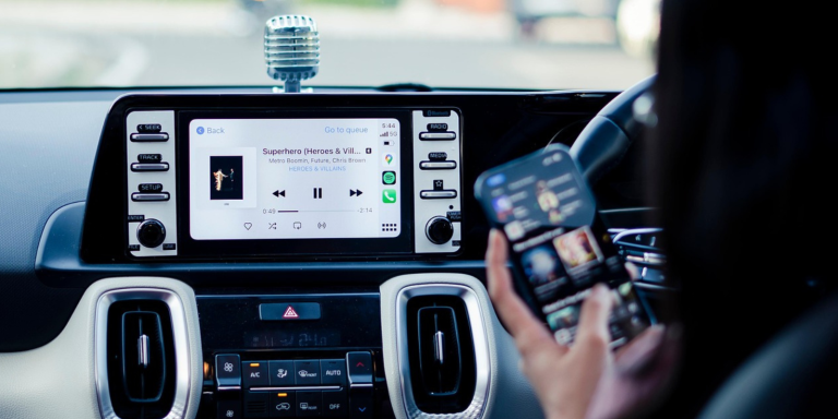 Οι ασφαλιστικές θα ελέγχουν αν οδηγούμε με τα κινητά ανοιχτά