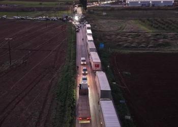 Οι αγρότες σβήνουν τις μηχανές των τρακτέρ μέχρι την ερχόμενη Τρίτη