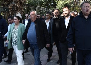 Πώς στήθηκε ο διάλογος των «πρόθυμων» αγροτών: Οι συναντήσεις και τα τηλέφωνα των «γαλάζιων» στελεχών (βίντεο)