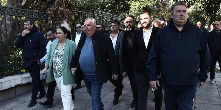 Πώς στήθηκε ο διάλογος των «πρόθυμων» αγροτών: Οι συναντήσεις και τα τηλέφωνα των «γαλάζιων» στελεχών (βίντεο)