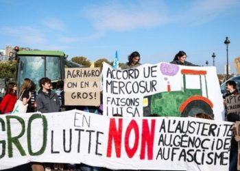 Διαδηλώνουν στον Πύργο του Άιφελ οι αγρότες στην Γαλλία